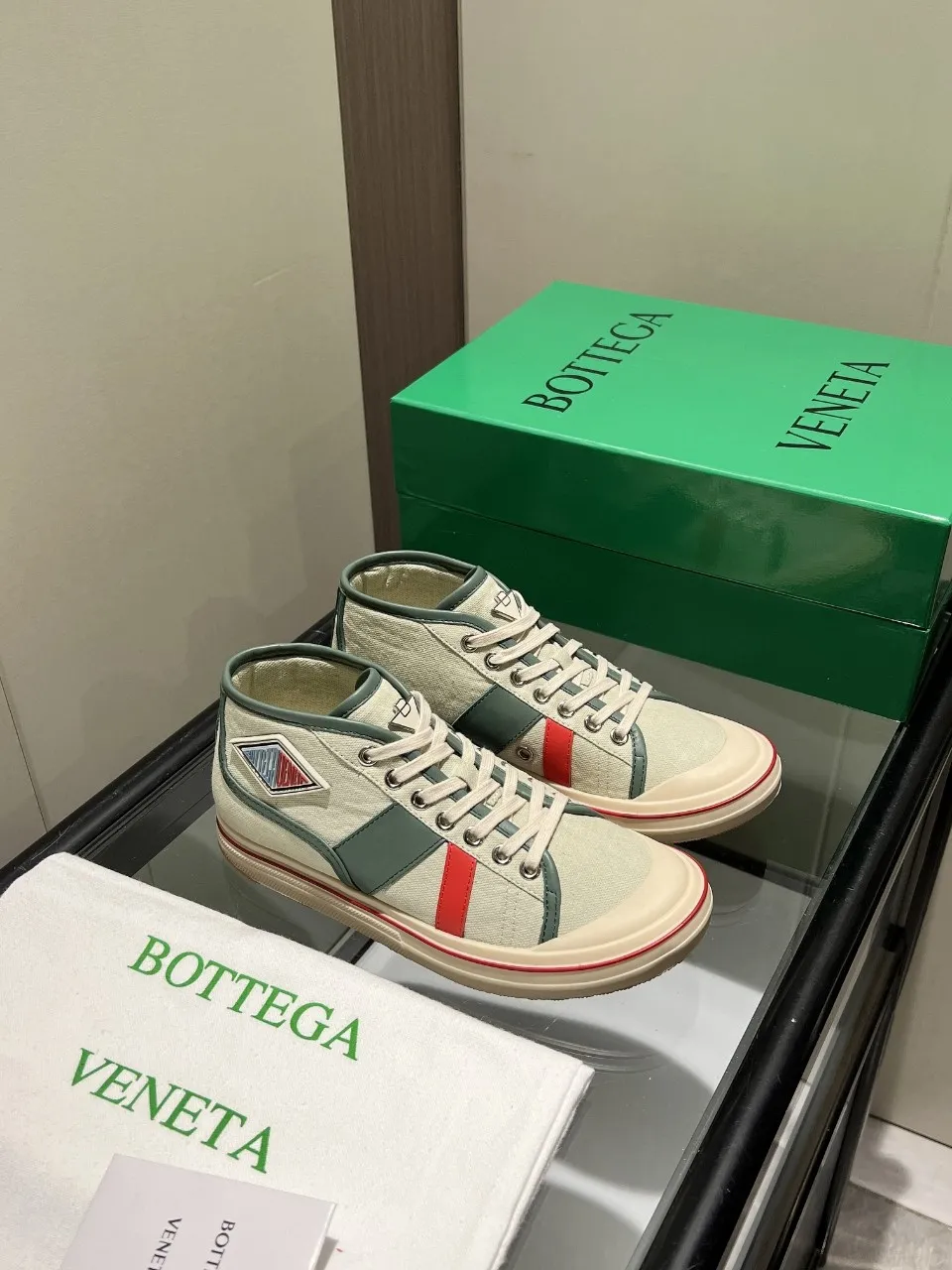p540🐮🐮Bottega Veneta BV's latest Eliot series, retro basketball shoes, casual sports canvas shoes, become gods when they are launched! [Celebration] [Celebration] A 1:1 copy of the original version, [Fireworks] original material, [Fireworks] original color system, inspired by retro basketball sneakers, the color combination highlights youthful vitality, and perfectly interprets the theme of youth and childlike innocence. The details are also very particular. The summer canvas brings excellent durability and comfort. Designs such as calfskin trim, rubber toe caps and hand-painted retro red lines are full of retro feel. The round toe and convex sole add a modern feel and are suitable for various styles. Easily create a fashionable atmosphere. The upper foot is the focus...can be worn as a couple's shoes...each shoe has more taste and attitude! Fabric: Original customized high-density canvas + cowhide Lining: Original customized breathable canvas Insole: movable latex cowhide insole. Sole: original molded non-slip and wear-resistant TPU material. Sole thickness: 3cm. Size: women's size 35#-40#, men's size 39#-45#.